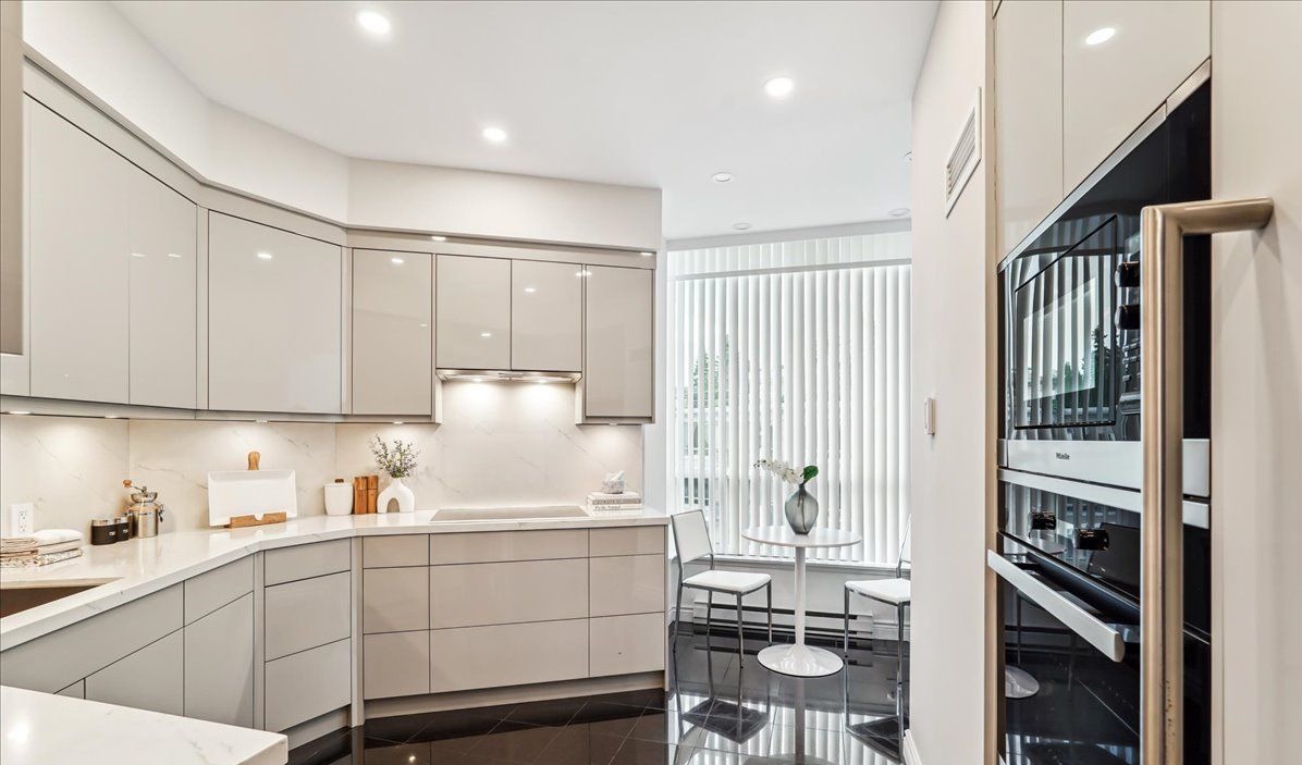 PenthouseQueen's tweet image. Luxury Penthouse Alert! ✨🏙️ Move-in ready with stunning views! High-end finishes, 9-ft ceilings, chef’s kitchen &amp;amp; spa-like ensuite. Resort-style amenities &amp;amp; prime location. DM for details! 📩

📍 PH9-3800 Yonge St | 2 Bed | 3 Bath

#PenthouseLiving #LuxuryRealEstate