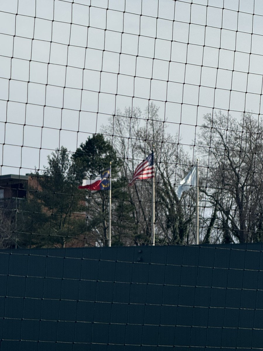 flounderunc's tweet photo. Flag is upside down at the Bosh, this ain’t freaking Texas. SAD! #thisainttexas #sad #liberaluniversity https://t.co/eXnRH3o9a4