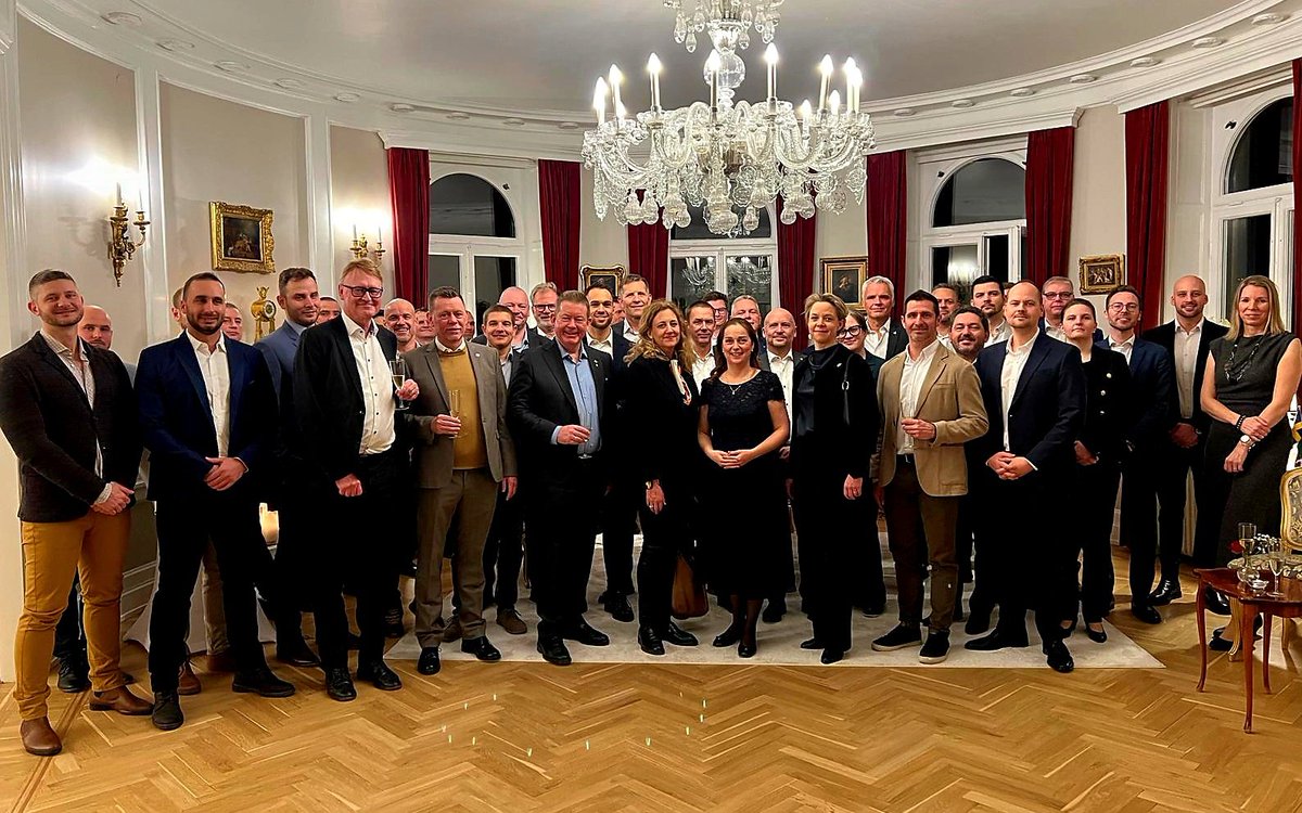 It was a great pleasure to host 🇭🇺 Gripen fighter pilots &amp; controllers of 🇭🇺 Air Force and 🇸🇪 partners MoD, 🇸🇪 Air Force, FMV, FOI, Saab #FLSC
🇭🇺🇸🇪🤝Military &amp; defence industrial cooperation &amp; Baltic Air Policing by Hungary from August 2025 for the 4th time.