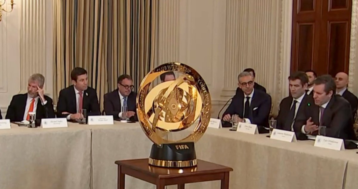 chooserich's tweet image. 🚨BREAKING🚨

Michael Saylor pictured flipping off the Winklevoss twins as tension grows between two of the largest Bitcoin holders.