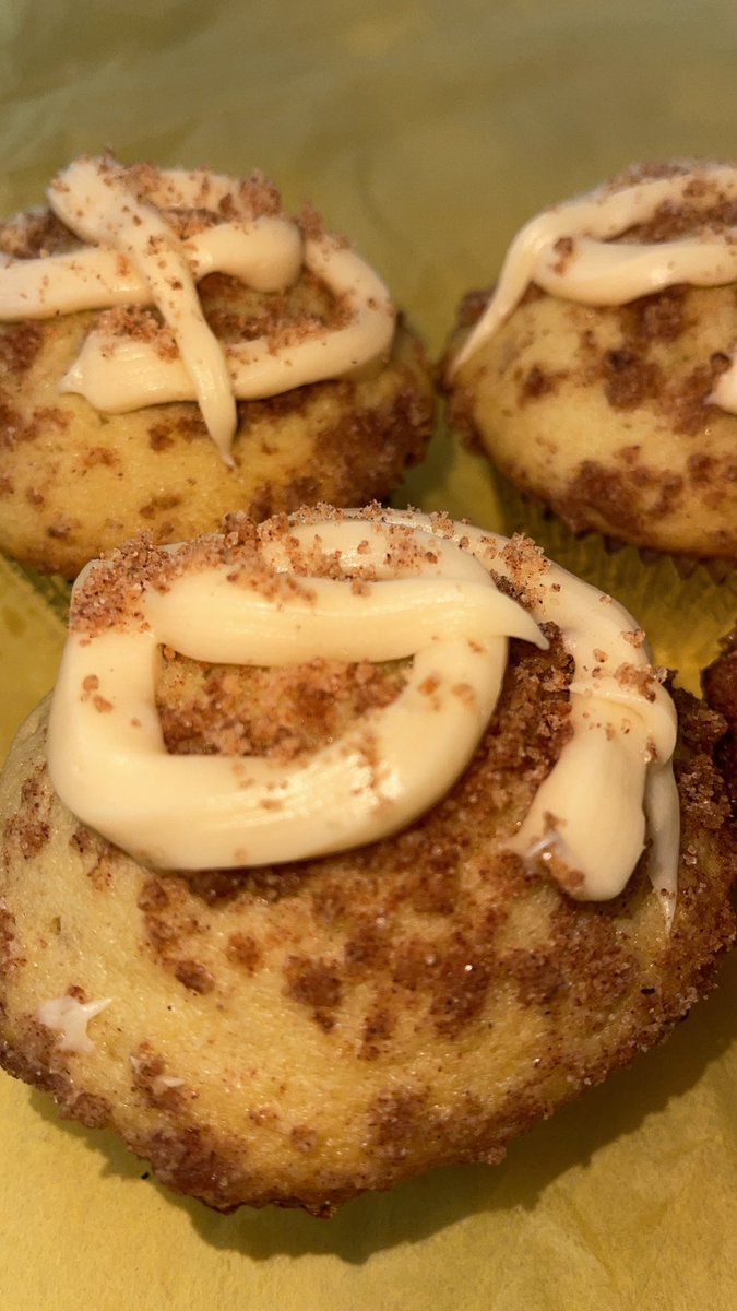 BuzztownM's tweet photo. Cinnabon Muffins 🤞🏾✅💚 https://t.co/SWc6XBK56l