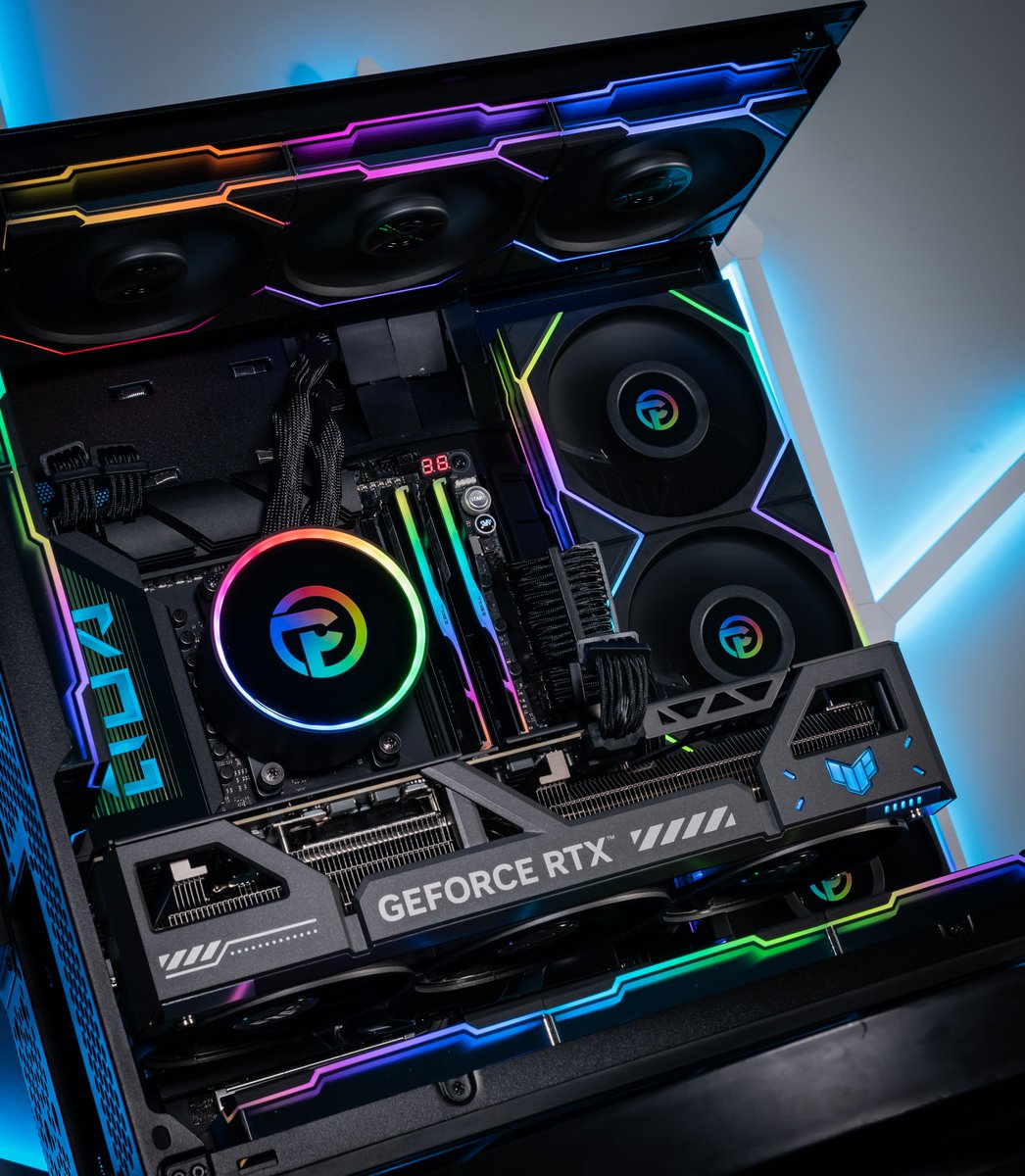 Brparadox's tweet photo. We just finished @Parasite's new $6,500 PC 🔥🔥

Specs:

ASUS TUF RTX 5090 32GB
AMD Ryzen 7 9800X3D
ASUS X870E Crosshair Hero
G.Skill 48GB RGB RAM 8000Mhz
NZXT Kraken Elite 360mm AIO
Lian Li O11 Vision Compact https://t.co/zsej3RHNQM
