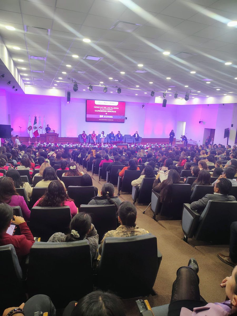 karina_vaquera's tweet photo. Este viernes fui invitada al evento: 💬“Derecho de las Mujeres a la Ciudad. #CaminemosSeguras”, organizado por @SeMujeresEdomex y @MonicaChDuran , un espacio de diálogo sobre el derecho que tenemos las mujeres a transitar con seguridad en las ciudades. 🌃 🚶‍♀️
Un tema clave en el marco del #8M