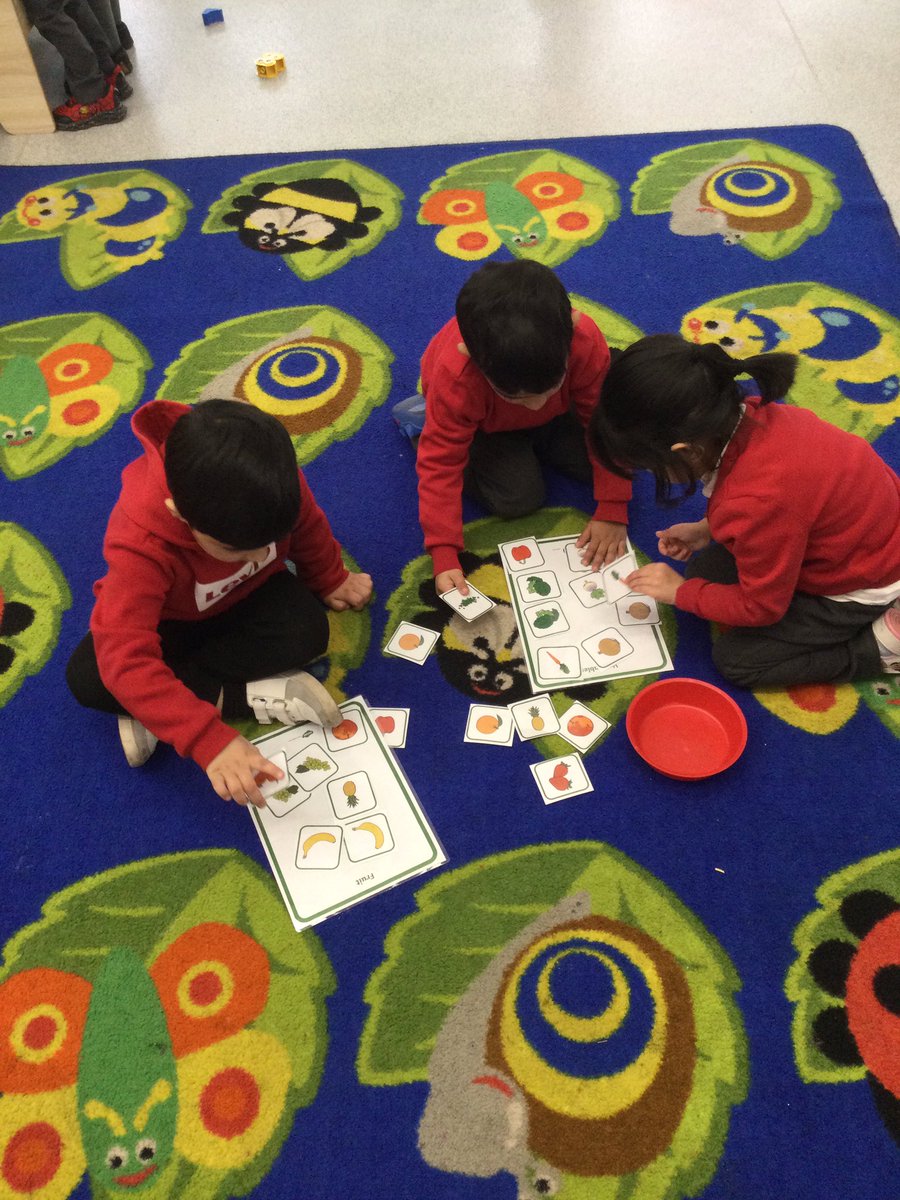 LeighPrimary's tweet photo. Nursery children could independently tell the difference between fruits and vegetables. They worked together and helped each other make healthy choices.@voice21oracy #Startwellbham. #Fay5aday #healthychoices #PSED #teamwork #lifelonglearners https://t.co/6BOxjzXhfB