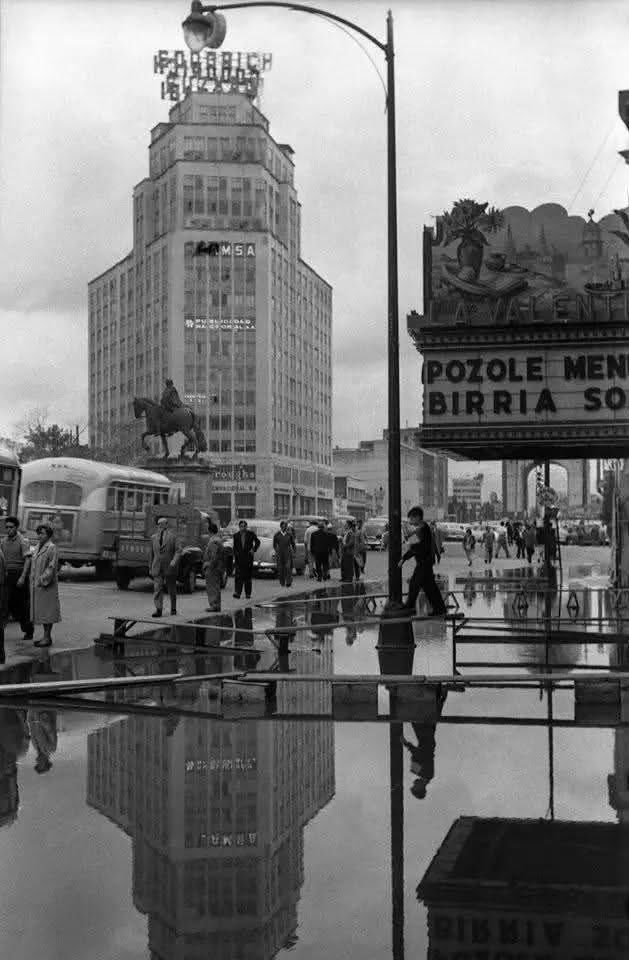 mglobalradio's tweet photo. Avenida Juárez y Paseo de la Reforma, 1951

#FotodelRecuerdo En aquel entonces, la Avenida Juárez y el Paseo de la Reforma eran testigos de la vida cotidiana de la ciudad. Entre los sabores que predominaban, destacaban la tradicional birria de Jalisco y el reconfortante pozole https://t.co/vfsD68s7Rq