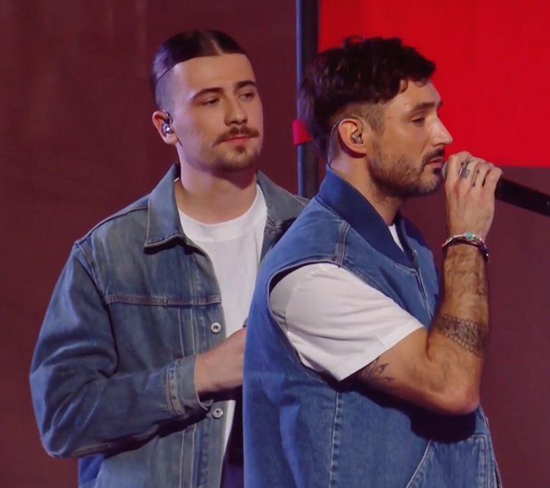 LES FILLES JE SUIS TOMBEYYYYY