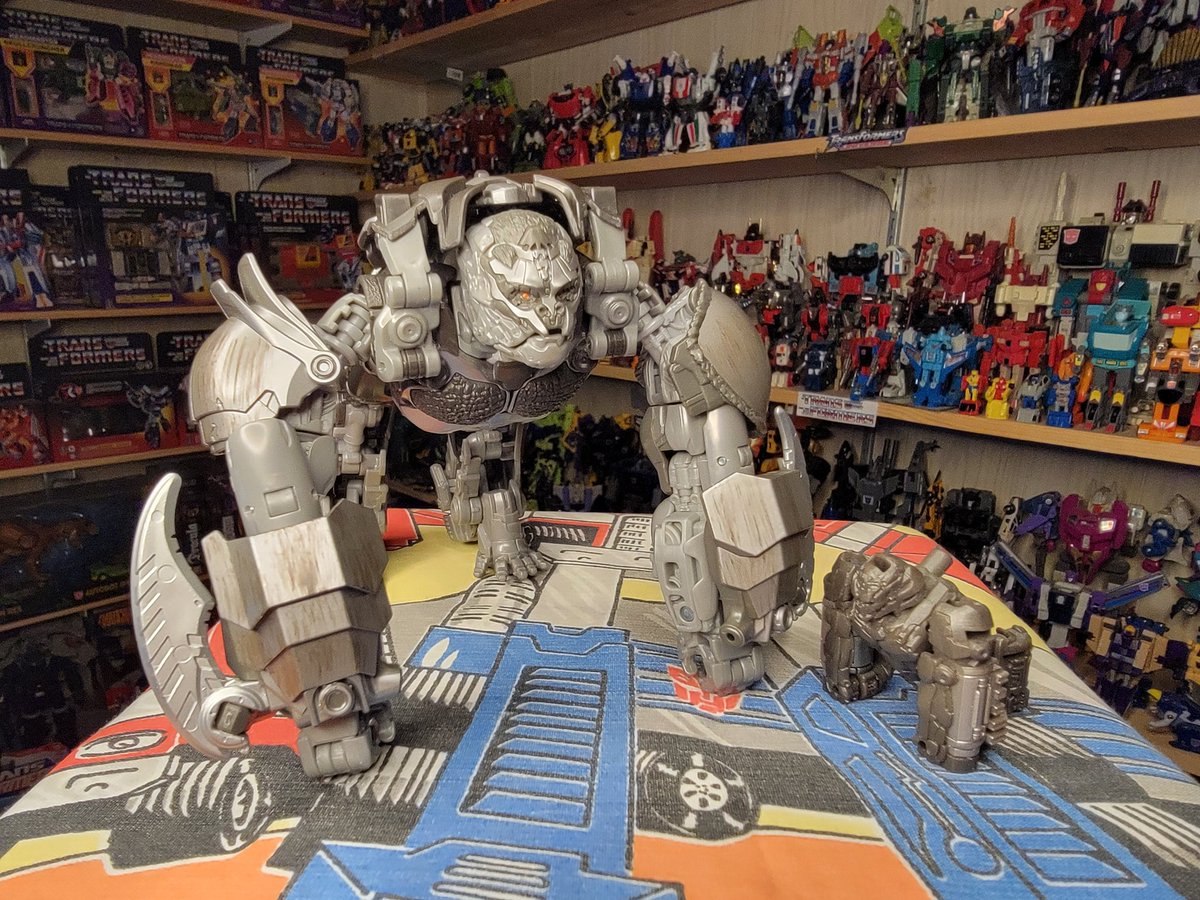 cracktasticpod's tweet photo. Quit monkeying around. The weekend is here!

📷: Apelinq (Rise of the Beasts)

Unboxing: https://t.co/zaTsASu7jU

#CracktasticPlastic #transformerfriday #transformers #StudioSeries #RotB #Apelinq #thrillofthehunt #toner #toypodcast 

Listen &amp; subscribe at https://t.co/eOzPzki1pa https://t.co/UMZUBqH7nQ