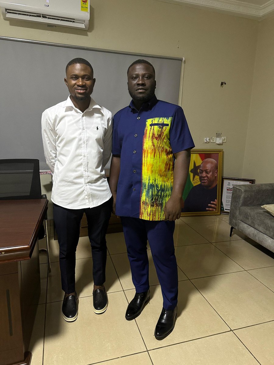 TettehDjemMiW's tweet photo. Even if you're called to be a street sweeper, do it diligently well that when a host of angels pass by, they'll stop for a moment and say "there once lived a street sweeper"...
God is helping us. 🙏🙏
#CelebrityPastor
#TheWorkingMinister @DrAmoakohene
#ManInWhite https://t.co/2Cly1svytd