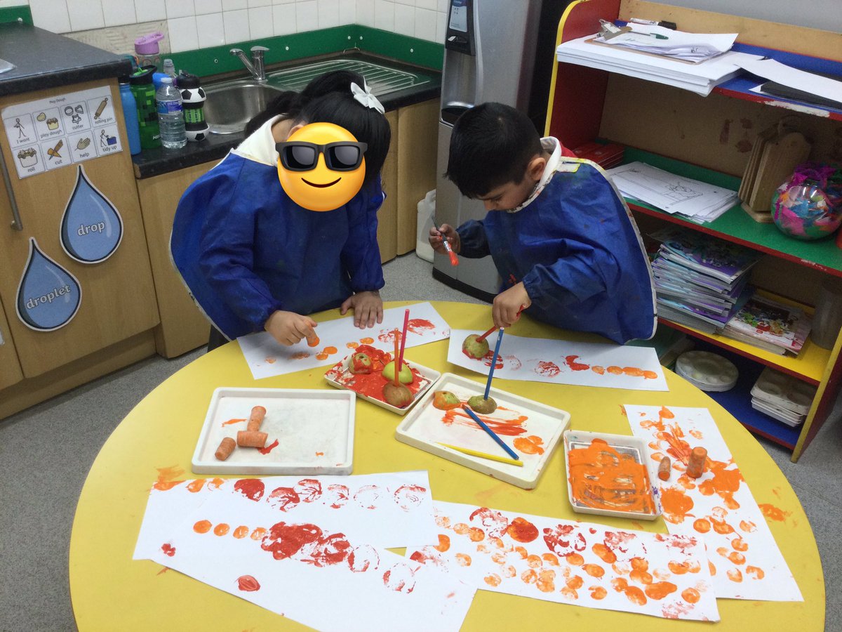 LeighPrimary's tweet photo. Nursery children enjoyed fruit and vegetable printing. They were very good at making healthy choices.@voice21oracy #EAD #Startwellbham #healthychoices #lifelonglearners https://t.co/eUsss6eZv4