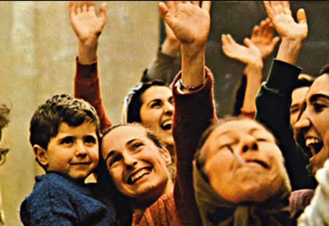siirselsanat's tweet photo. Dünyaya bir kadının eli değse Zeyna!
Şöyle ağır bir halı gibi çırpılsa,
Tozlar havalansa.

Didem Madak

#8MartDünyaKadınlarGünü https://t.co/QtwEdnxeyL