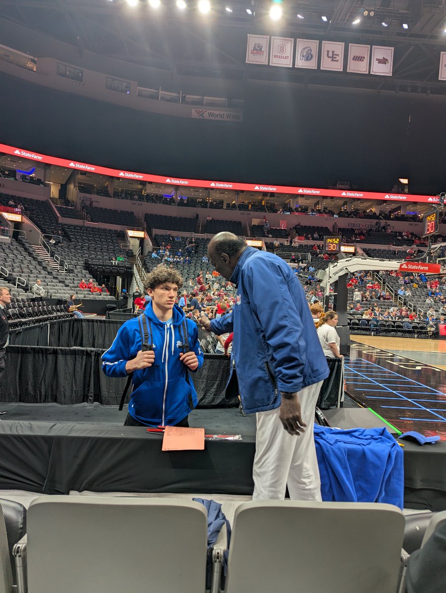 Random_Name_Gen's tweet photo. Past legend and future legend #drakebasketball https://t.co/wwIhuUwMAY