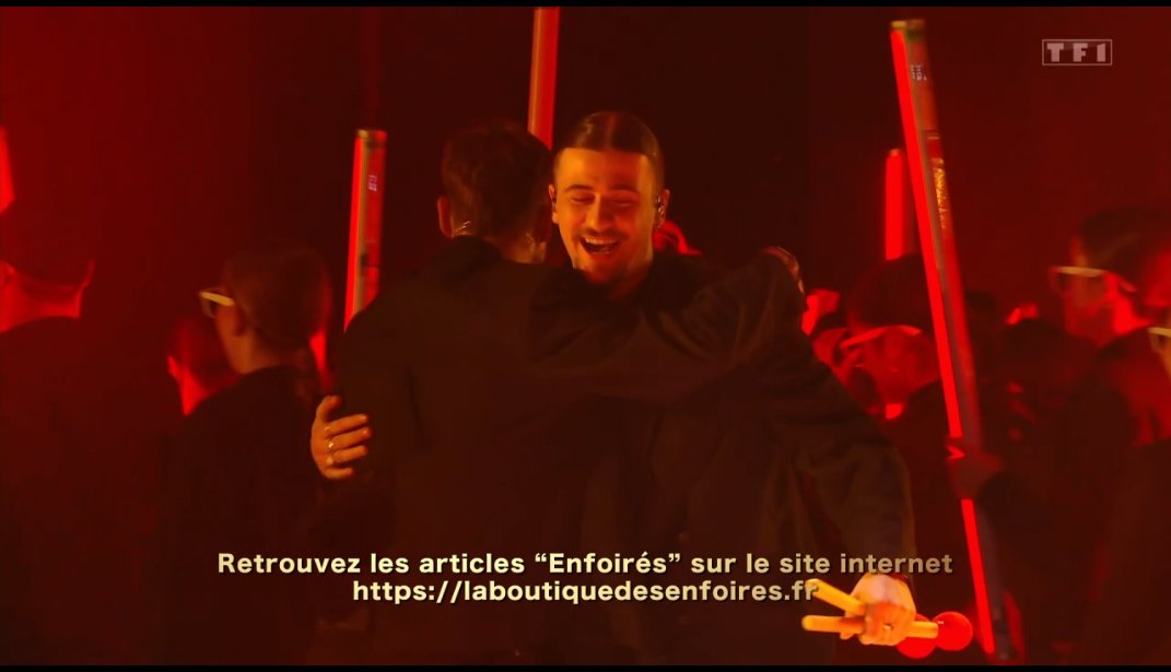 NewsTVReal's tweet photo. Bon c'est pour quand la colab entre eux ? #Enfoirés2025 #LesEnfoirés https://t.co/SLcj1NQuQo