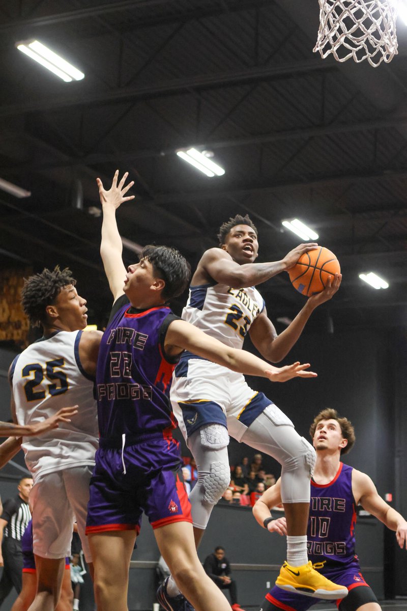 6'4 2025 King Grace maintains such poise throughout the game for Oak Cliff Faith Family (TX)at #EIBC. No matter how wild game gets,he has claiming effect and is constantly a 3PT threat. Mississippi State recruit can also make you pay if you run him off line.

📸 @MarkDustPhoto