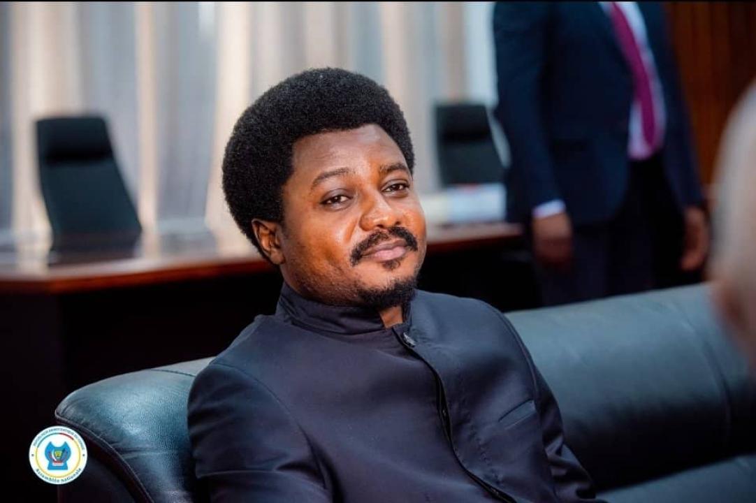 yabili_josue's tweet image. RDC:#PeroLuwara,#Constantmutamba

Pero Luwara,journaliste à CPLTV recherché par le ministre de la justice,Constant Mutamba.

4 millions de $ pour celui va aider à le retrouver.

Pero Luwara est connu pour ses vives critiques à l'encontre du gouvernement de la Republique.