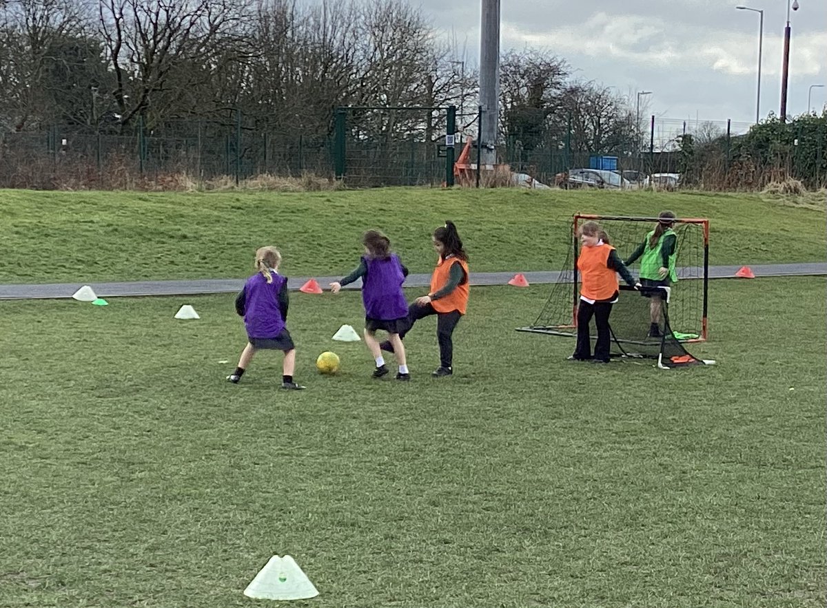 GatesSport's tweet photo. It was great to see the girls enjoying playing football together today as part of #BiggestEverFootballSession
#MadeForThisGame @bolton_sport @Barclaysfooty @YouthSportTrust #Kickstarterz https://t.co/9Z4arNuh8P