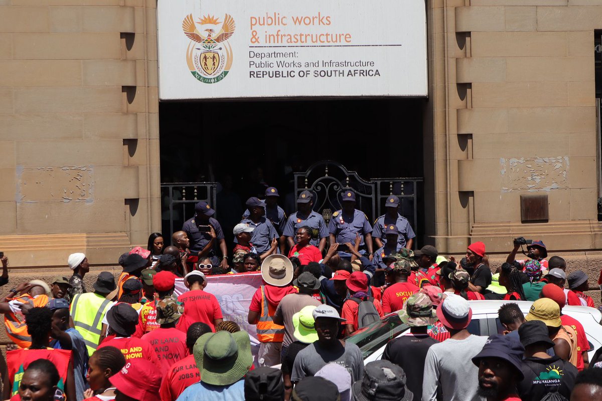 EFFRegion3's tweet image. ♦️IN PICTURES ♦️

The EFF in Ward 80 marched to the Department of Public Works and Infrastructure to demand immediate intervention against ongoing mass evictions of the Community of Baghdad-New Stands. 

#YearOfThePicketLines 
#DefendRebuildAndAdvance