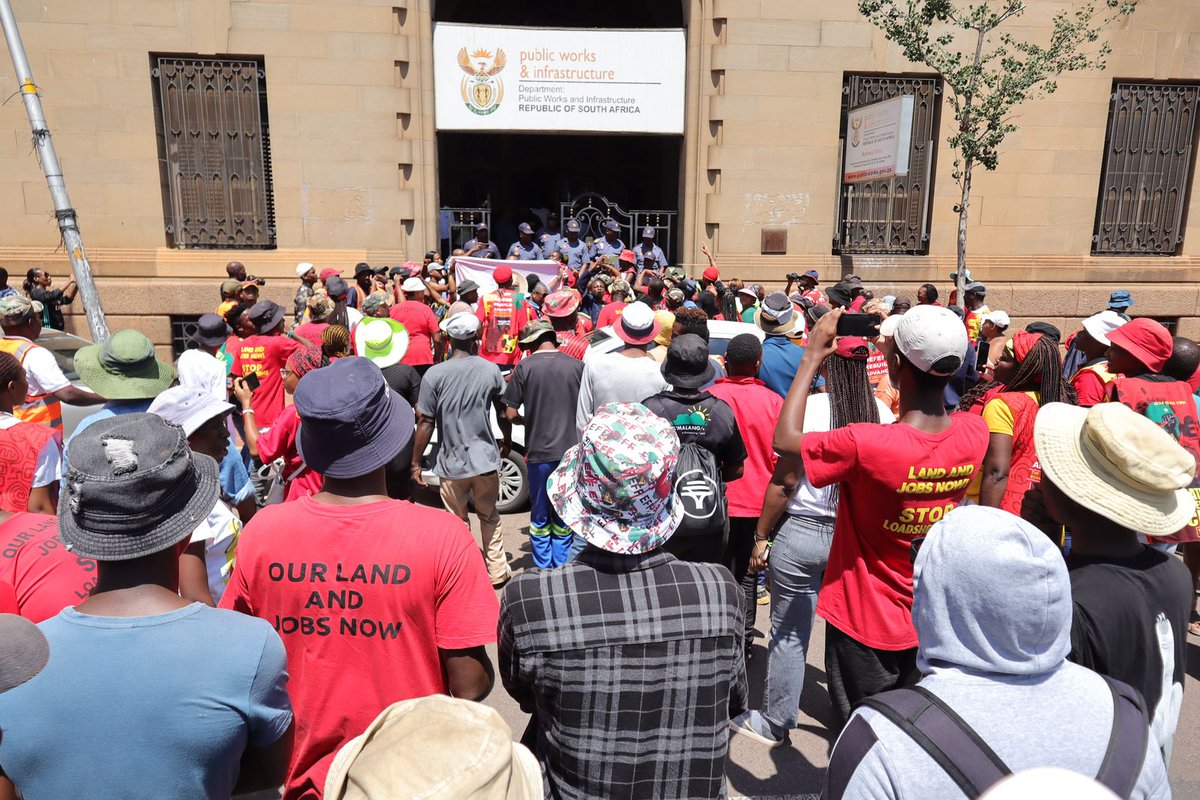 EFFRegion3's tweet image. ♦️IN PICTURES ♦️

The EFF in Ward 80 marched to the Department of Public Works and Infrastructure to demand immediate intervention against ongoing mass evictions of the Community of Baghdad-New Stands. 

#YearOfThePicketLines 
#DefendRebuildAndAdvance