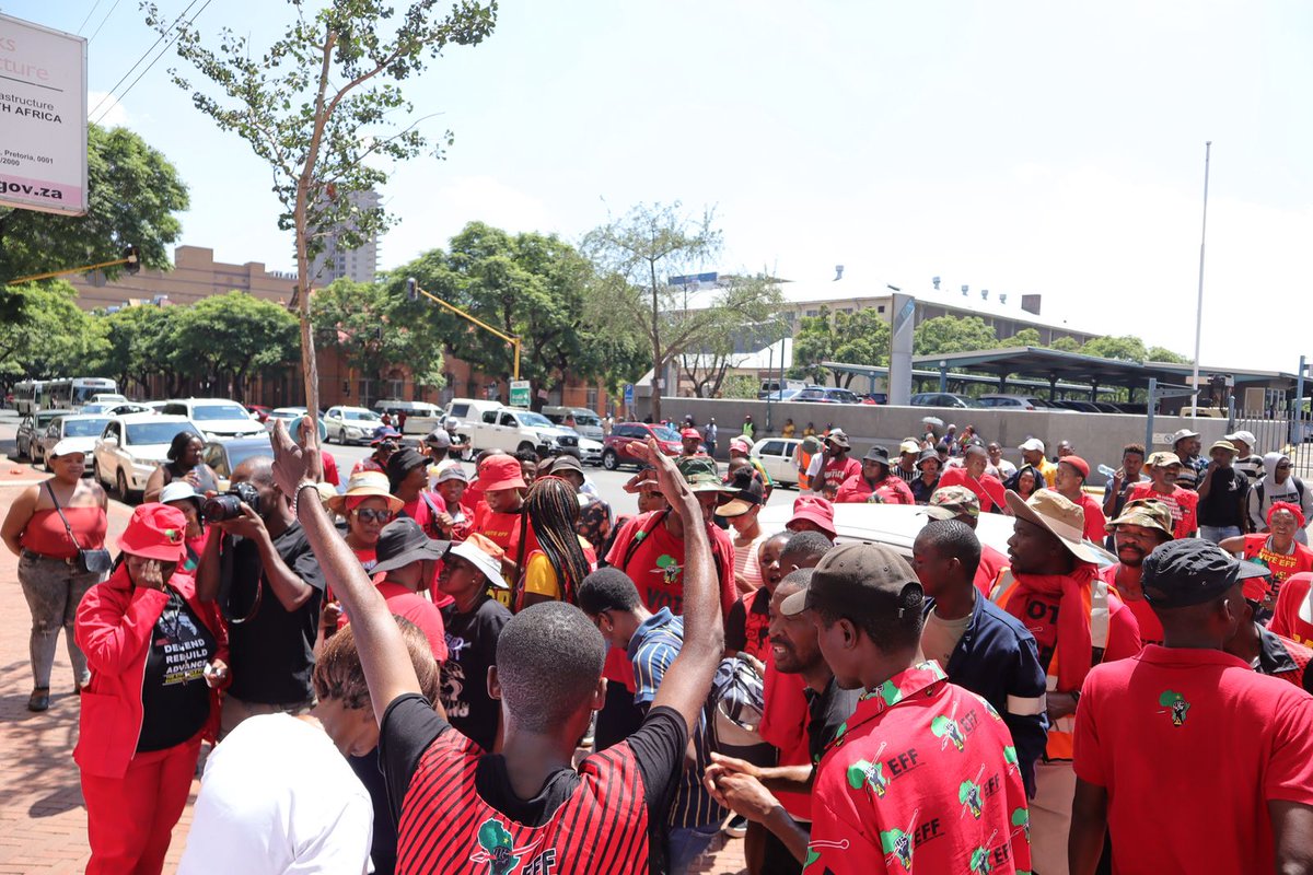 EFFRegion3's tweet image. ♦️IN PICTURES ♦️

The EFF in Ward 80 marched to the Department of Public Works and Infrastructure to demand immediate intervention against ongoing mass evictions of the Community of Baghdad-New Stands. 

#YearOfThePicketLines 
#DefendRebuildAndAdvance