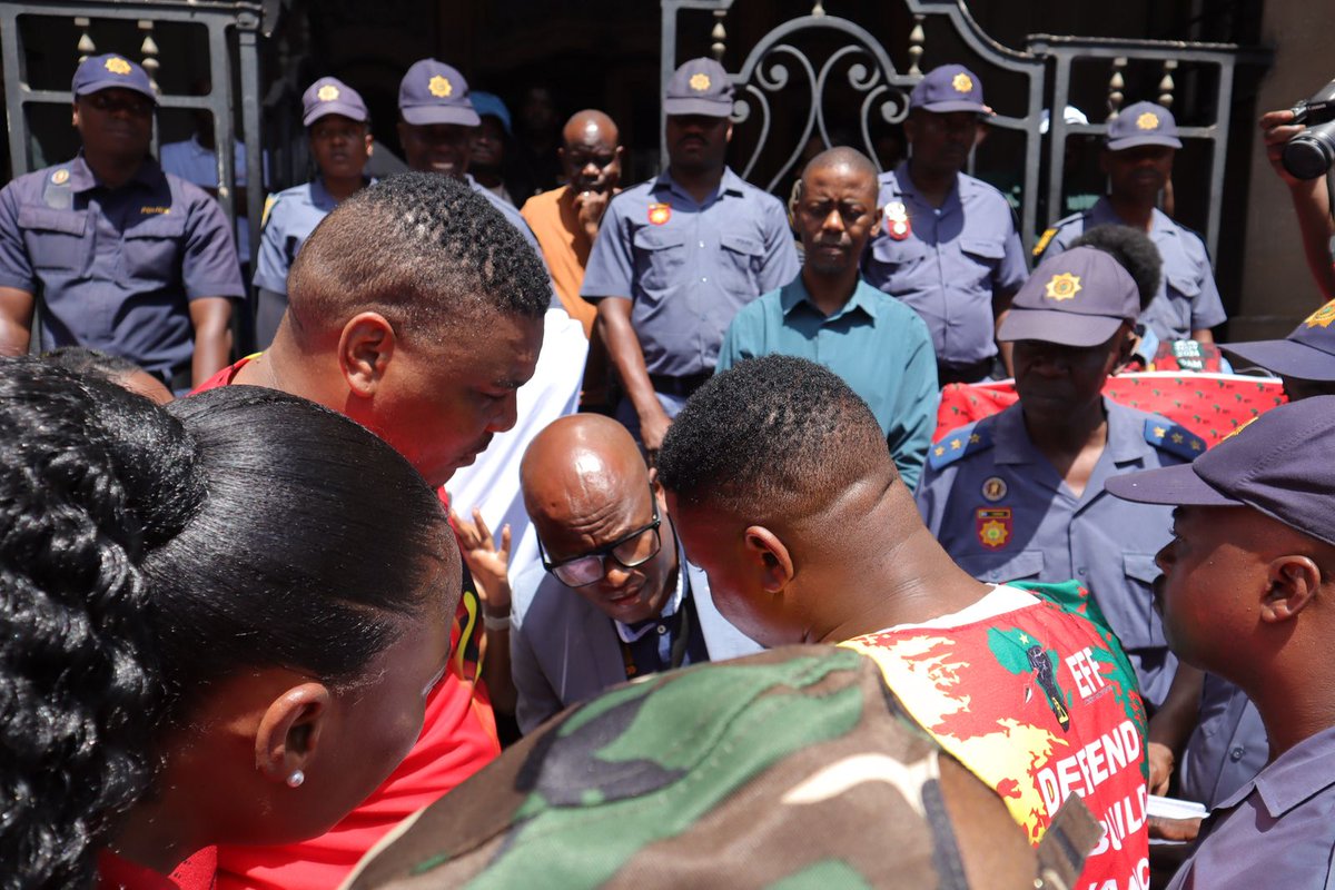 EFFRegion3's tweet image. ♦️IN PICTURES ♦️

The EFF in Ward 80 marched to the Department of Public Works and Infrastructure to demand immediate intervention against ongoing mass evictions of the Community of Baghdad-New Stands. 

#YearOfThePicketLines 
#DefendRebuildAndAdvance