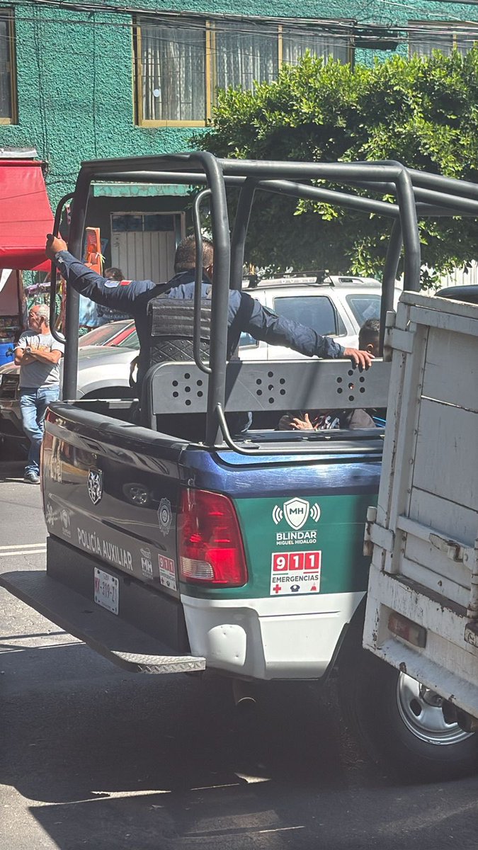 rivasja89's tweet photo. Esos policías entraron a mi edificio y se llevaron al guardia de seguridad por tener una escalera y estar limpiando una pared @BlindarMH  @mauriciotabe  tenemos todo grabado patrulla MX-319-Z1 https://t.co/V5XiNOaHUN