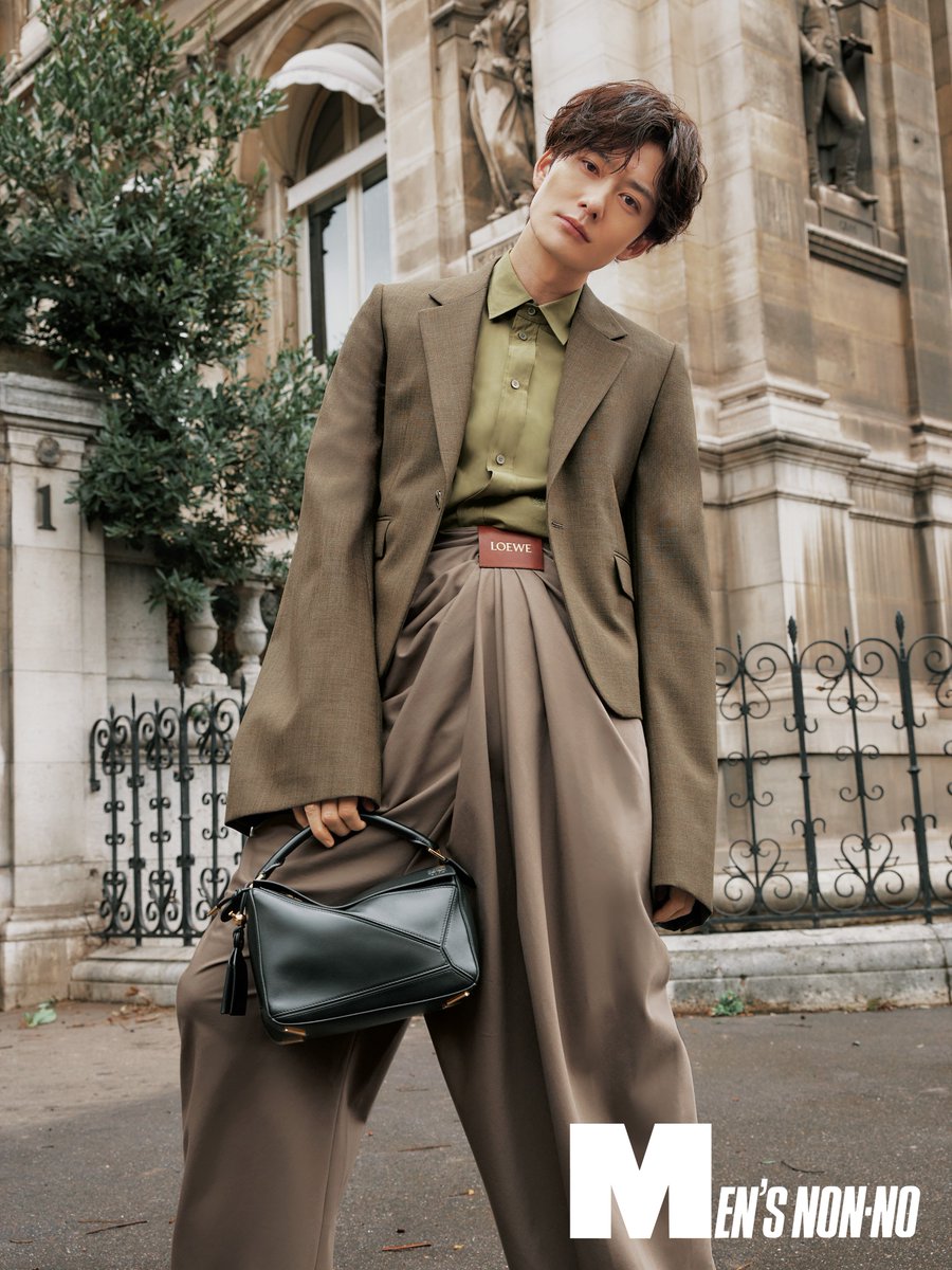 ロエベ 2025春夏メンズ ランウェイコレクションに身を包み、新作の