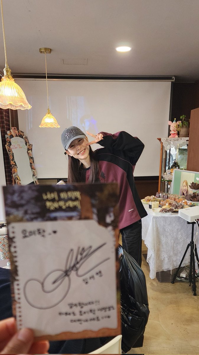 66yumm99's tweet photo. 어 저귀... 안녕하세욤🫢
생카 후기 보다가
아카이브 계정을 발견하게 되어
공익 제보합니당..헤헿🤭
(원본+a!!!)

행복한 생일 주간 보내시길 바라욤😚😚 https://t.co/oAGPikUAWe