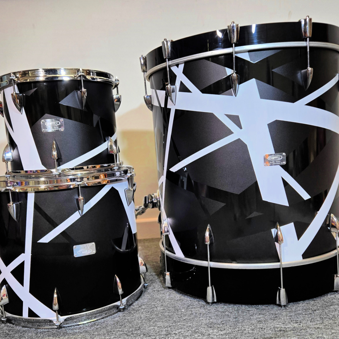 RJRCustomDrums's tweet photo. 🖤🩶🤍

Another recent project - Custom monochrome take on the epic Van Halen design..  Black / white gloss with matte black stripes!! 

🖤🩶🤍

#customdrums #drum #drummers #drummer #drumkit #rewrap #drumwrap #drumming #drumlife #ocdp #vanhalen #evh #frankenstrat 

🖤🩶🤍 https://t.co/SqLgIcH5Nv