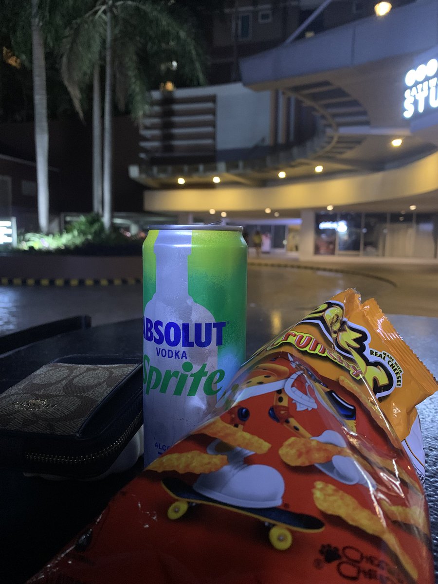 jojojoycething's tweet photo. quick break because office shit is hitting like crazy today https://t.co/6ElTvwDIXi