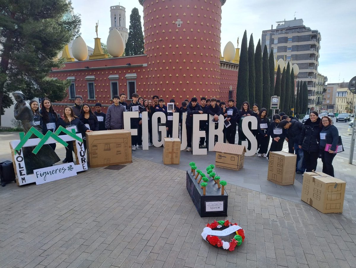 Estudiants del <a href="/Cendrassos/">INS Cendrassos</a> reclamen solucions pel problema de la manca d'habitatge social i de lloguer a #Figueres. 

tramuntanatv.com/news/estudiant…