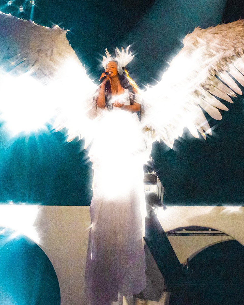 BRITs's tweet photo. aura points off the charts during @jadethirlwall's ✨ethereal performance ✨ https://t.co/mdYrpsYlHt
