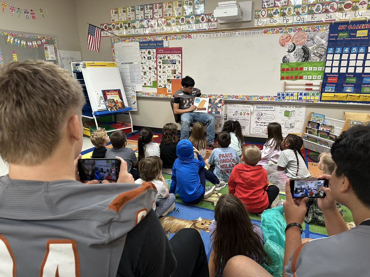 AlvinISD's tweet photo. #GreatDayofReading https://t.co/oWqWTNG0rN