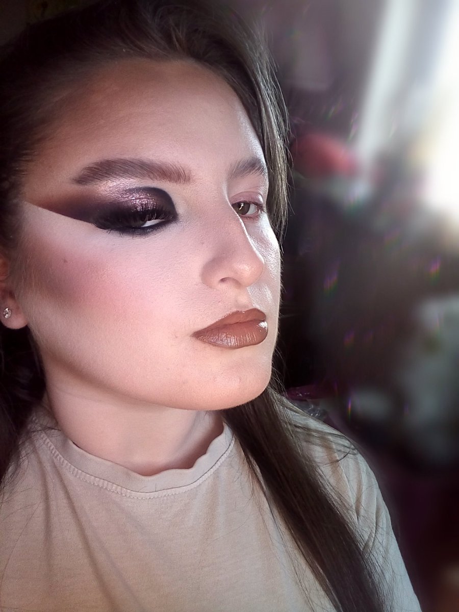 Unrecognisable Makeup ✌🤎 Been in the longest creative slump everrr but I trusted the signs when I kept seeing "March will be your best month" and Sons Of Anarchy is back on U&amp;Dave so those signs weren't lying 😝 

Using #plouise If The Crown Fits 
<a href="/bperfectcosm/">BPerfect Cosmetics</a> Glamour Glitters