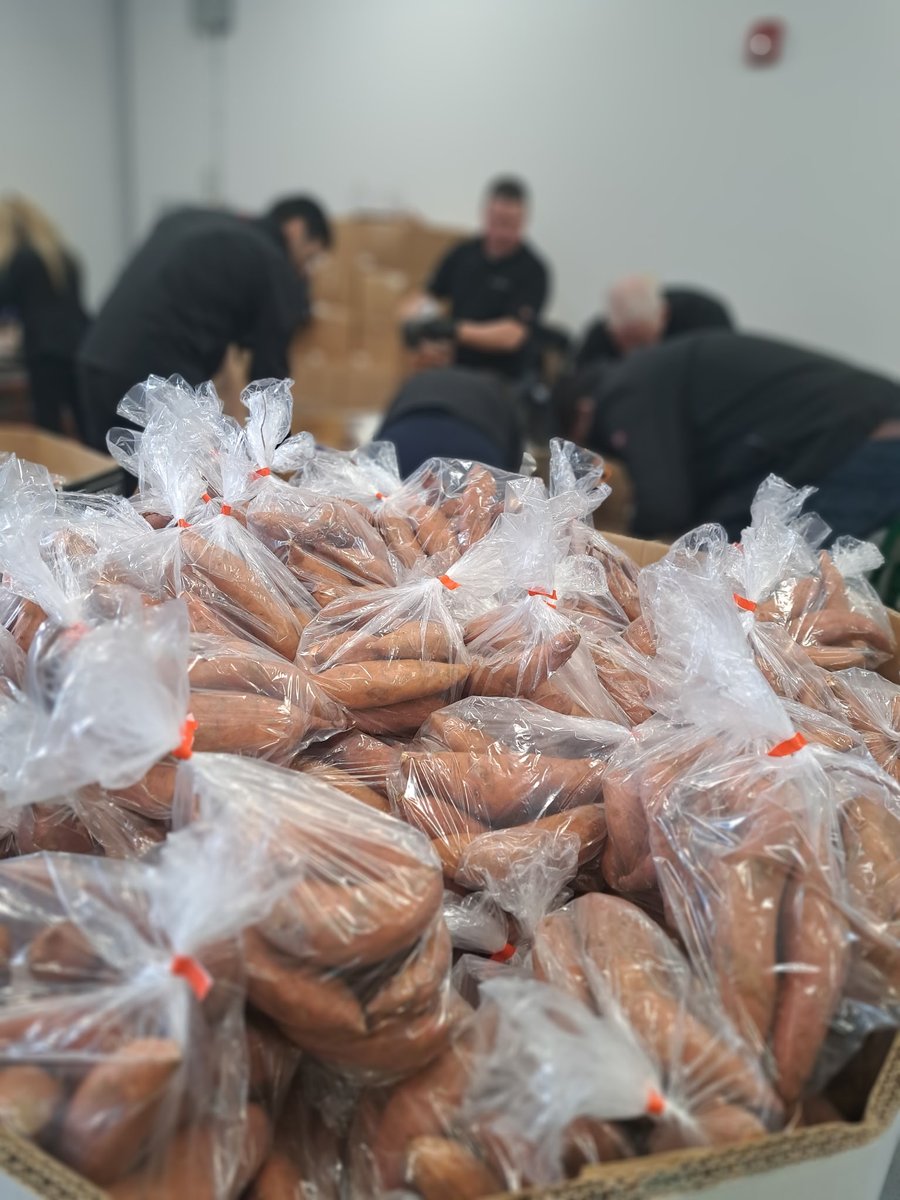UnitedWayWECK's tweet photo. This week, the incredible team at Windsor Assembly Plant showed their local love by packing fresh produce and prepping food bags for the week.  Thank you for continuing to support local families across Windsor-Essex County! 💙👏 https://t.co/8lWrdO2wfj