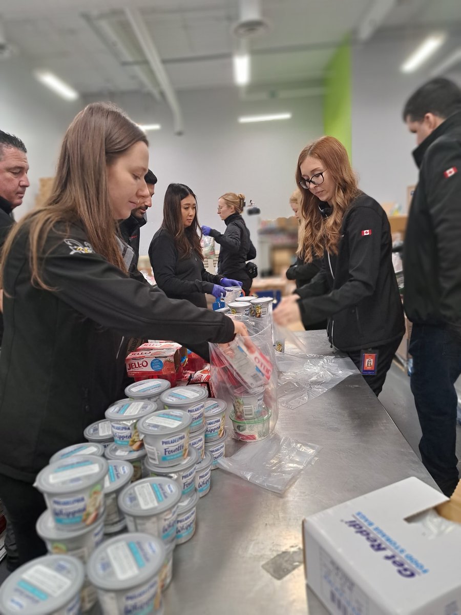 UnitedWayWECK's tweet photo. This week, the incredible team at Windsor Assembly Plant showed their local love by packing fresh produce and prepping food bags for the week.  Thank you for continuing to support local families across Windsor-Essex County! 💙👏 https://t.co/8lWrdO2wfj