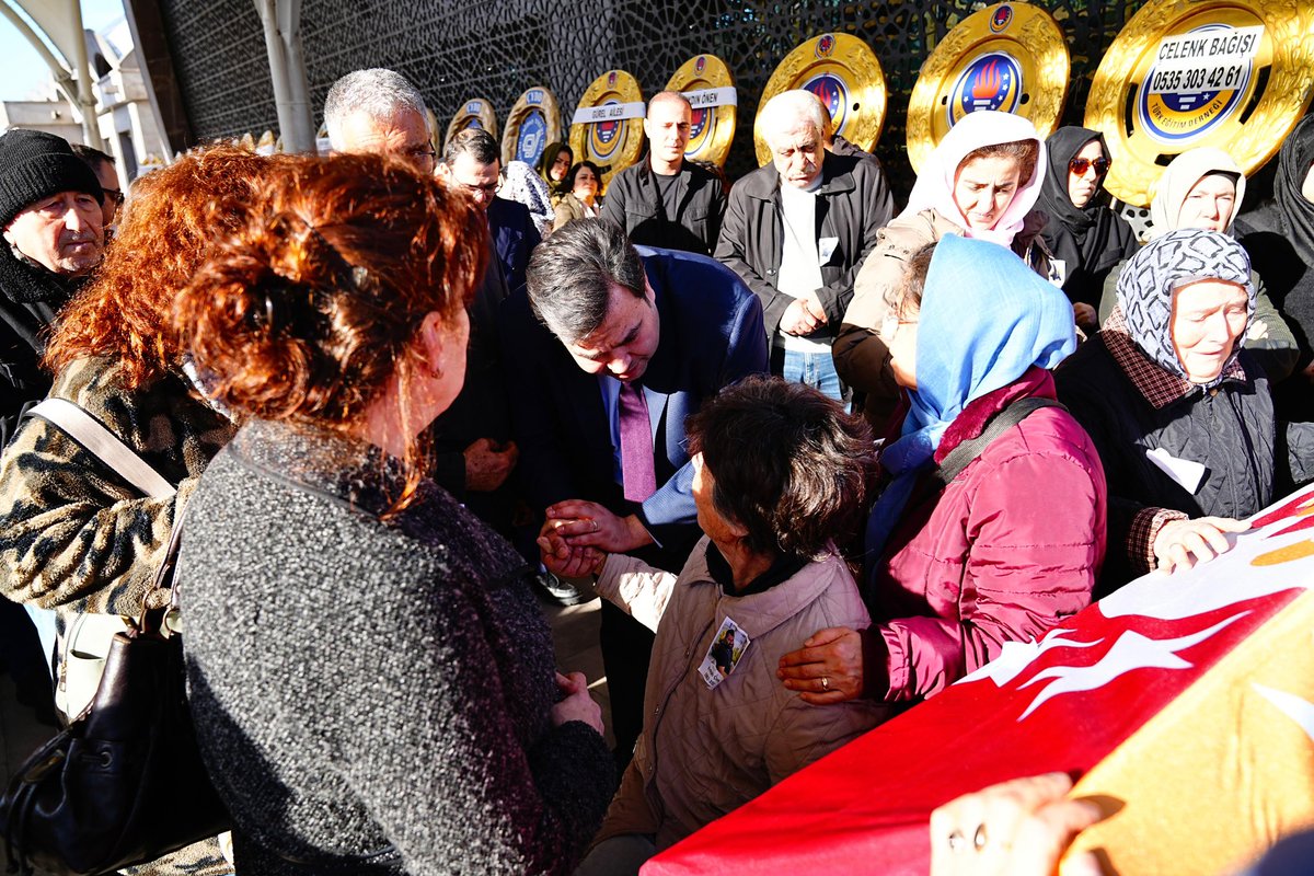 Güzel yüreğiyle hepimize dokunan çalışma arkadaşımız, dostumuz Emrah Çetin'i son yolculuğuna uğurladık. 

Ruhu şad, mekânı cennet olsun. Ailesinin ve sevenlerinin başı sağolsun.