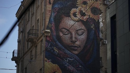 CFOR_change's tweet image. This mural in Kyiv is ‘Berehynia’, a feminine spirit … she protects us... and represents a deep source of life, vitality and strength that we are encouraged to call on, personally and collectively, in times of hardship.

On this #InternationalWomensDay let us draw on her spirit.