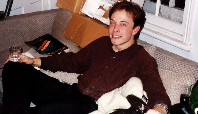MatiasSchrank's tweet photo. En la biografía de Elon Musk escrita por Walter Isaacson, hay una historia sobre Elon jugando al póquer, donde siempre iba all-in hasta que ganaba.

Peter Thiel dice que Elon entiende el riesgo de maneras que otros no comprenden completamente.

Déjame explicarte: 🧵 https://t.co/XoWRIsIbYI