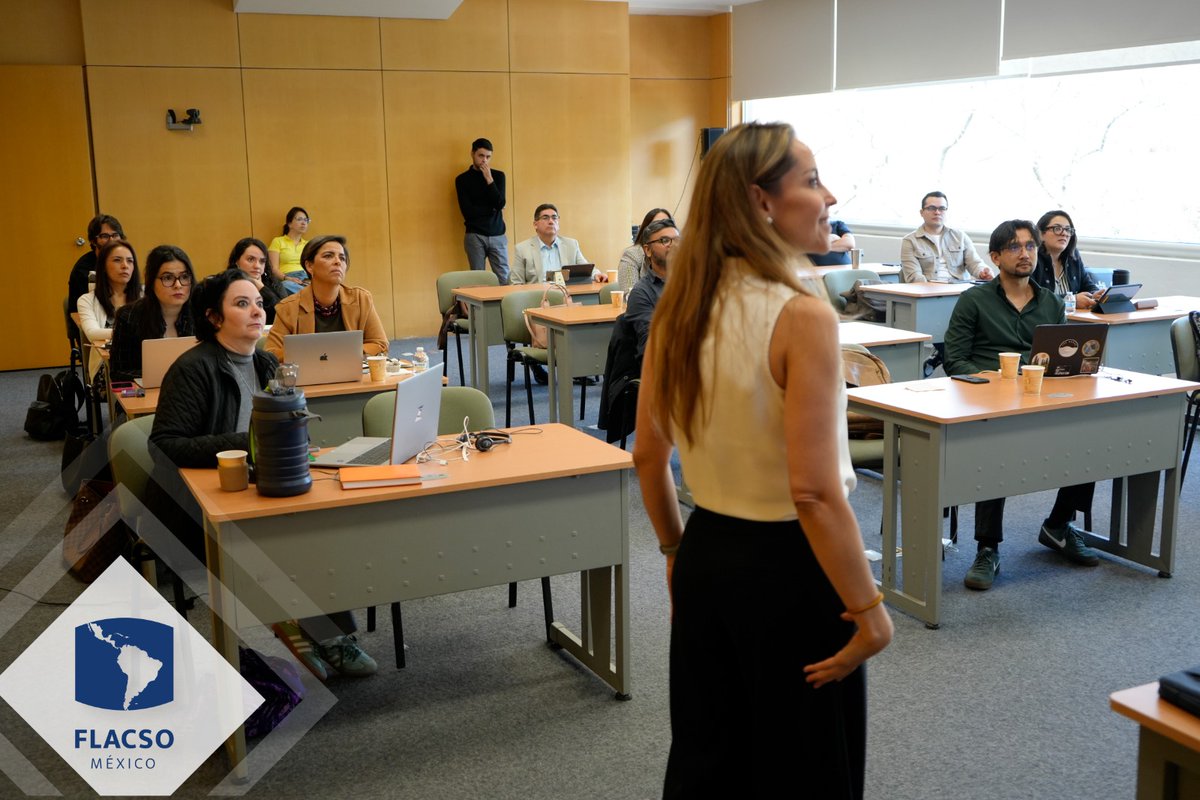 FlacsoMx's tweet photo. Durante los días 6 y 7 de marzo se lleva a cabo en #FLACSOMéxico el Segundo Encuentro Presencial de la #Maestría en #ComunicaciónPolítica Estratégica (#MACPE) 2024-2026, el cual es coordinada por la Dra. Georgina Flores Ivich (@gefloresivich), profesora-investigadora de esta casa de estudios.
Como parte de las actividades, la comunicadora Marilú Esponda Sada dictó la clase magistral: “Claves para dirigir una oficina de comunicación: relación con los medios, crisis y comunicación interna. Análisis de casos”. Las y los alumnos presentaron sus trabajos finales, los cuales les permitieron poner en práctica lo aprendido durante los primeros meses de este programa, así como intercambiar y retroalimentar su trabajo y el de sus compañeros/as con el profesorado.
Si deseas formar parte de la comunidad estudiantil flacsiana, te invitamos a estar al tanto de nuestra página web y redes sociales.