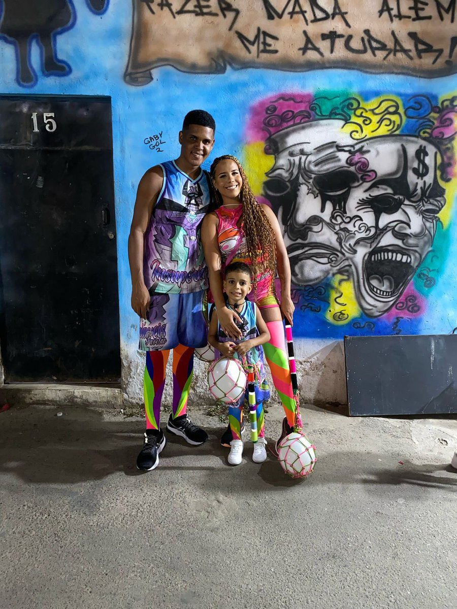 Talliban__Trem's tweet photo. Missão cumprida de embarcar vcs nessa aventura cmg, ano q vem tem nós dnv. Amo vcs 🎭🥳🫶🏽❤️ https://t.co/lBkdb0358Z