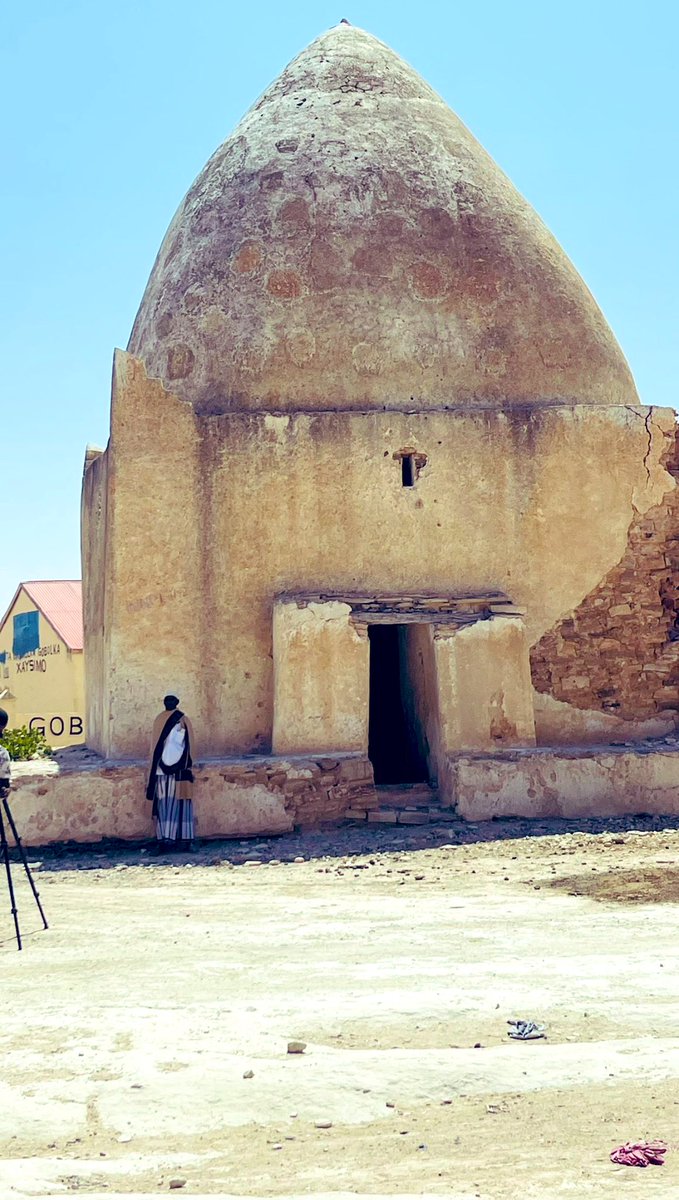 RamadanCader's tweet photo. Taleex Tombs: This is the tomb of Sultan Nuur Amaan (Isaaq, Habar Yonis, Garxajis). Not a single #Dhulbahante Male is buried in #Taleex Dervish Tombs #Sool Region. Both Garxajis and Habar Jeclo notables are buried there along with Abdullah Hassan Mother #Somaliland https://t.co/WTlcETruK4