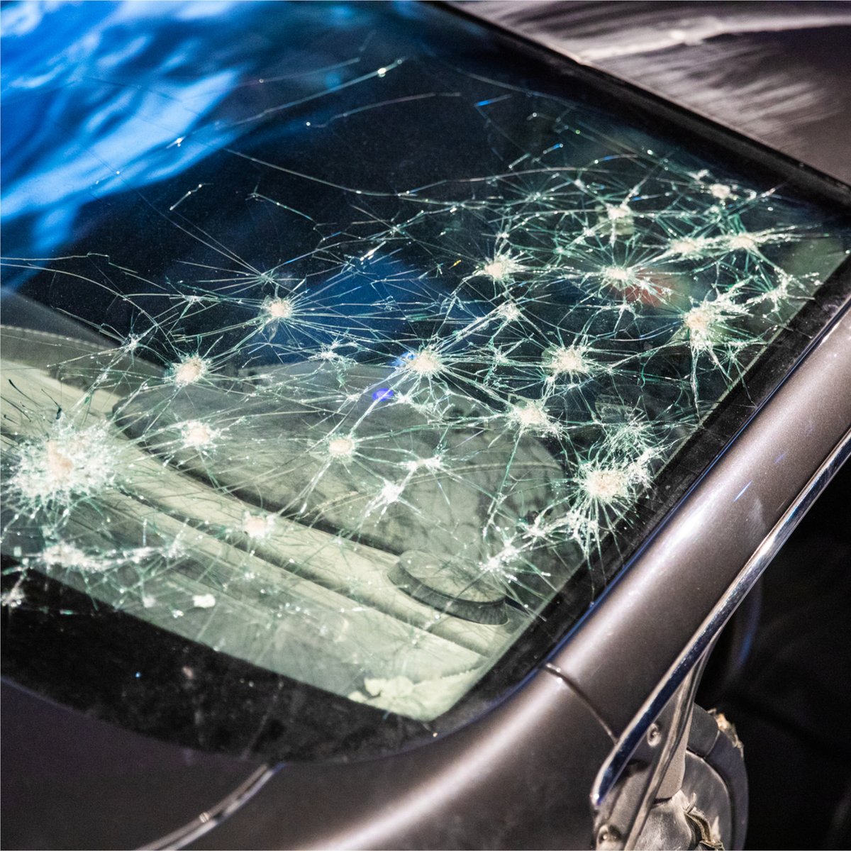 IntlSpyMuseum's tweet image. Introducing the Aston Martin DBS!

This car features continuity damage from its car chase through Italy. 🏁

On view now! #BondInMotion

@007