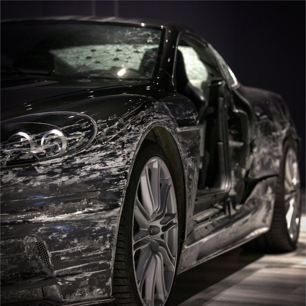 IntlSpyMuseum's tweet image. Introducing the Aston Martin DBS!

This car features continuity damage from its car chase through Italy. 🏁

On view now! #BondInMotion

@007