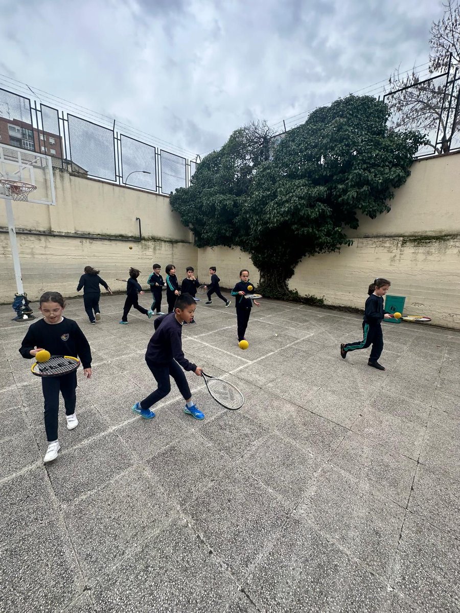 FedExtTenis's tweet photo. También hemos comenzado el Programa “conoce mi deporte” dentro de #PROADES 2025, destinado a que los escolares extremeños conozcan el #TouchTennis, el primer centro ha sido el CEIP Santa Teresa de Badajoz con los alumnos de segundo de primaria. @jovendeportEXT
@pablotrejo94 https://t.co/WZhFWOnV6N