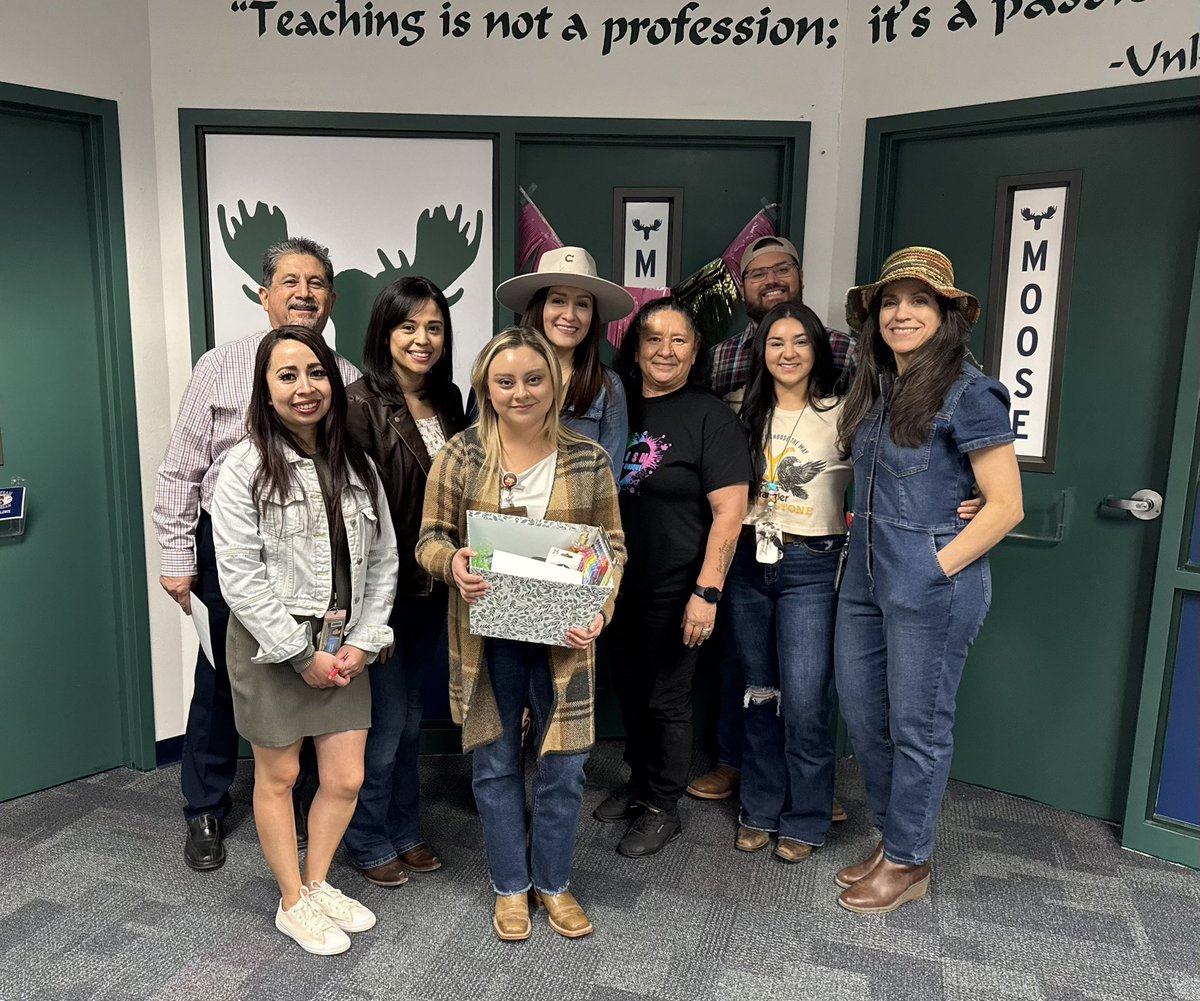 Aolivas9's tweet photo. Celebrating Educational Diagnosticians Week with our very own, Viviana Saucedo 🫎💙💚 @EPChavez_ES #TeamSISD @crios_ECES https://t.co/ccmd5CPfwo