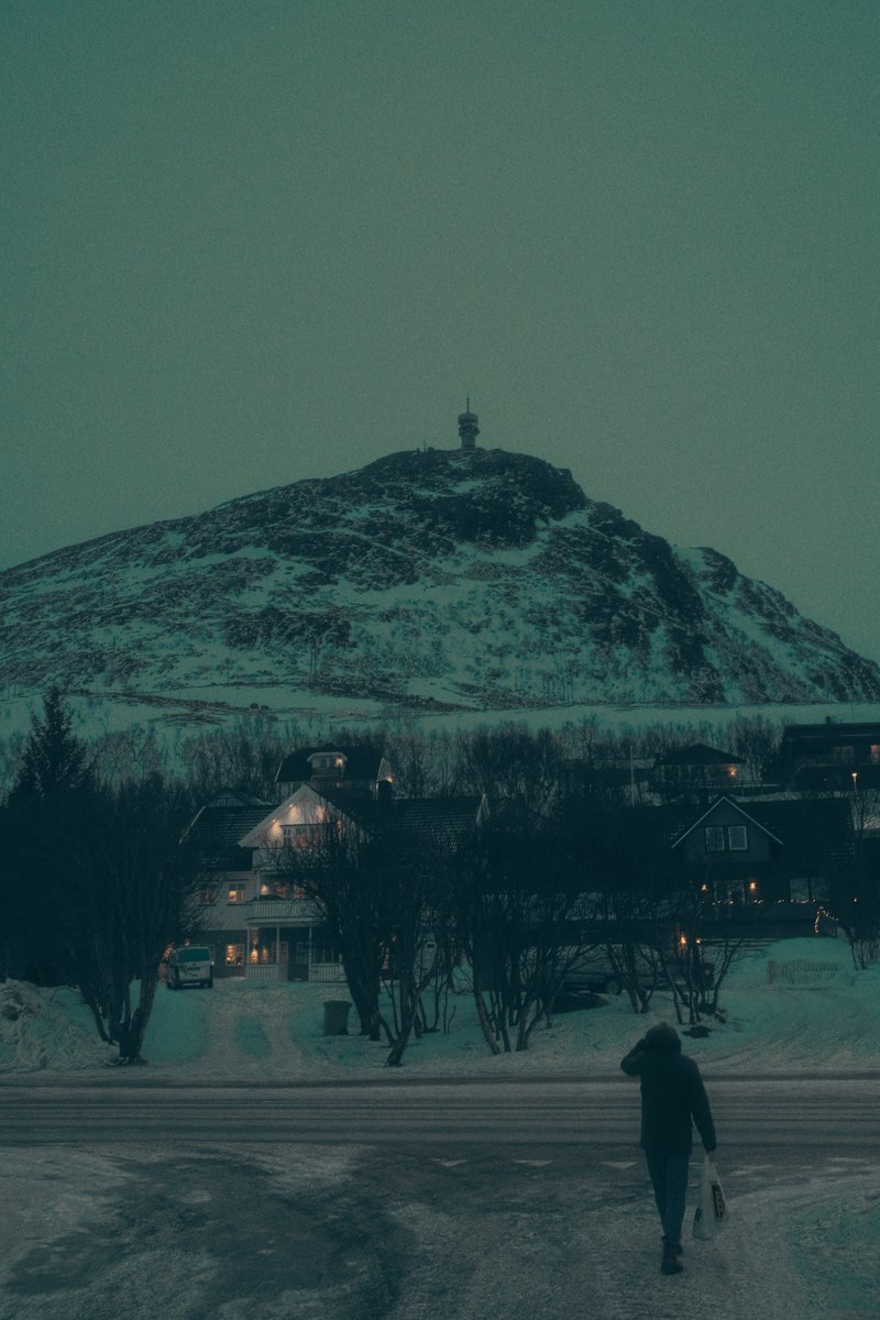 EzahKuhra's tweet photo. Dramatic.
Taken with Fujifilm x100VI.

#fujifilm_xseries #fujifilmsupercup2025 #norway #homealone #WINTER https://t.co/cXEOESMiuV