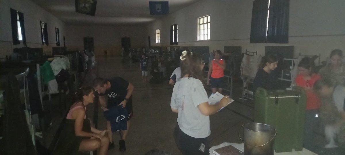 MinDefensa_Ar's tweet photo. El @Ejercito_Arg trabaja en la evacuación de los pacientes internados en el Hospital Penna de Bahía Blanca, para garantizar su seguridad. https://t.co/RgwWfQmzWj