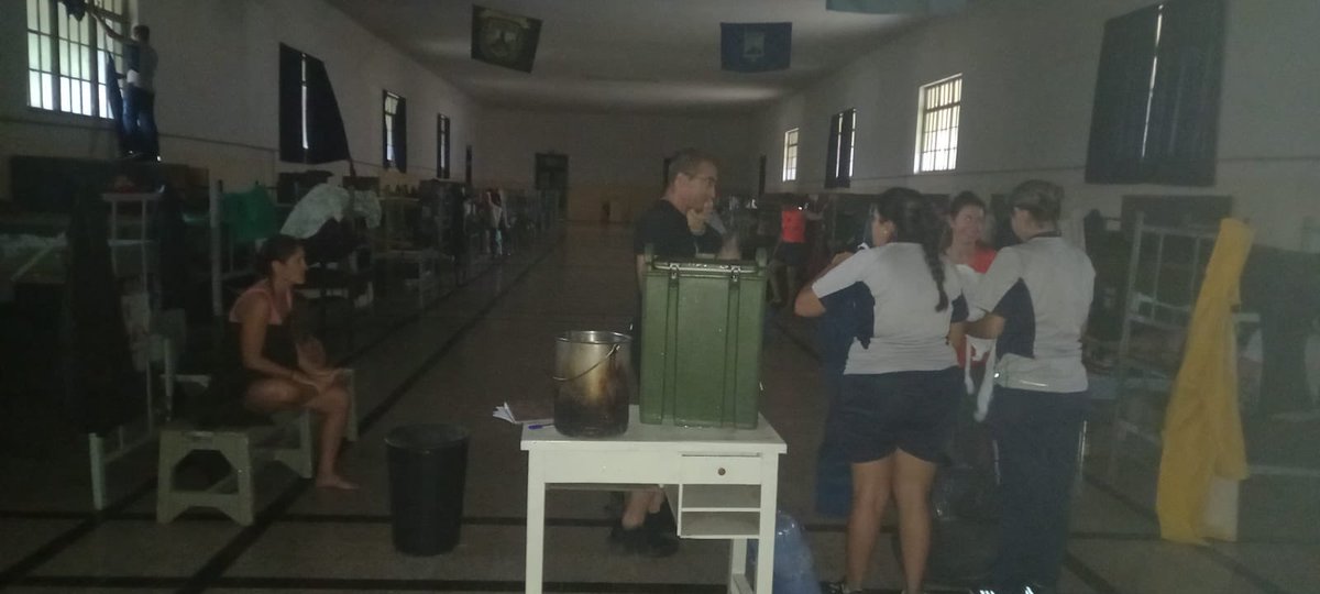 MinDefensa_Ar's tweet photo. El @Ejercito_Arg trabaja en la evacuación de los pacientes internados en el Hospital Penna de Bahía Blanca, para garantizar su seguridad. https://t.co/RgwWfQmzWj