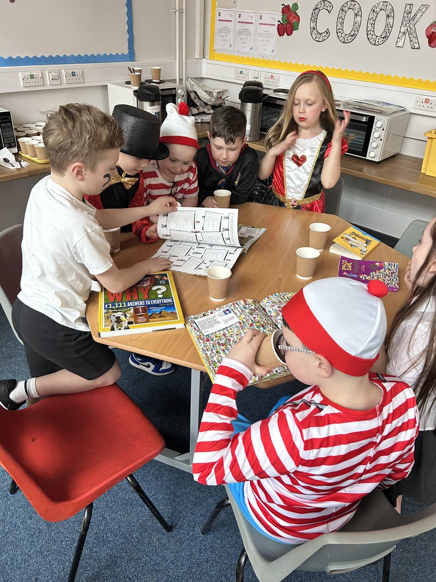 MrsGibbonOLA's tweet photo. Some other highlights of World Book Day celebrations for Primary 3! Including reading in the dark, reading cafe and mystery readers 🥰 @OLAPrimaryGlas @MrsNisbetOLA https://t.co/ay7r3HMxKZ