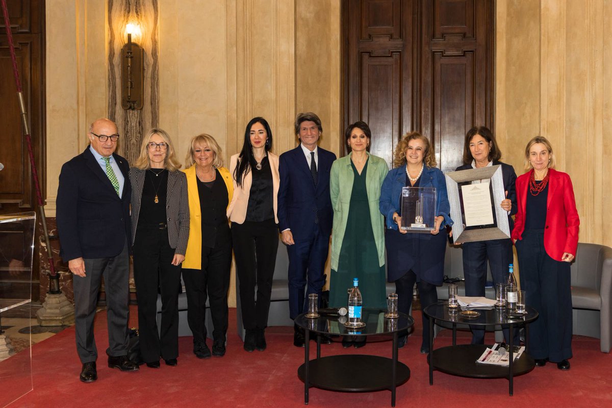 BicoccAlumni (@bicoccalumni) on Twitter photo 🏆 La Rettrice Giovanna Iannantuoni ha ricevuto il prestigioso riconoscimento "Le Grandi Guglie della Grande Milano", un premio che celebra figure di spicco per il loro contributo allo sviluppo culturale, economico e sociale del territorio.
👉 unimib.it/news/premio-gr…
📸<a href="/unimib/">Università degli Studi di Milano-Bicocca</a> 🏆 La Rettrice Giovanna Iannantuoni ha ricevuto il prestigioso riconoscimento "Le Grandi Guglie della Grande Milano", un premio che celebra figure di spicco per il loro contributo allo sviluppo culturale, economico e sociale del territorio.
👉 unimib.it/news/premio-gr…
📸<a href="/unimib/">Università degli Studi di Milano-Bicocca</a>