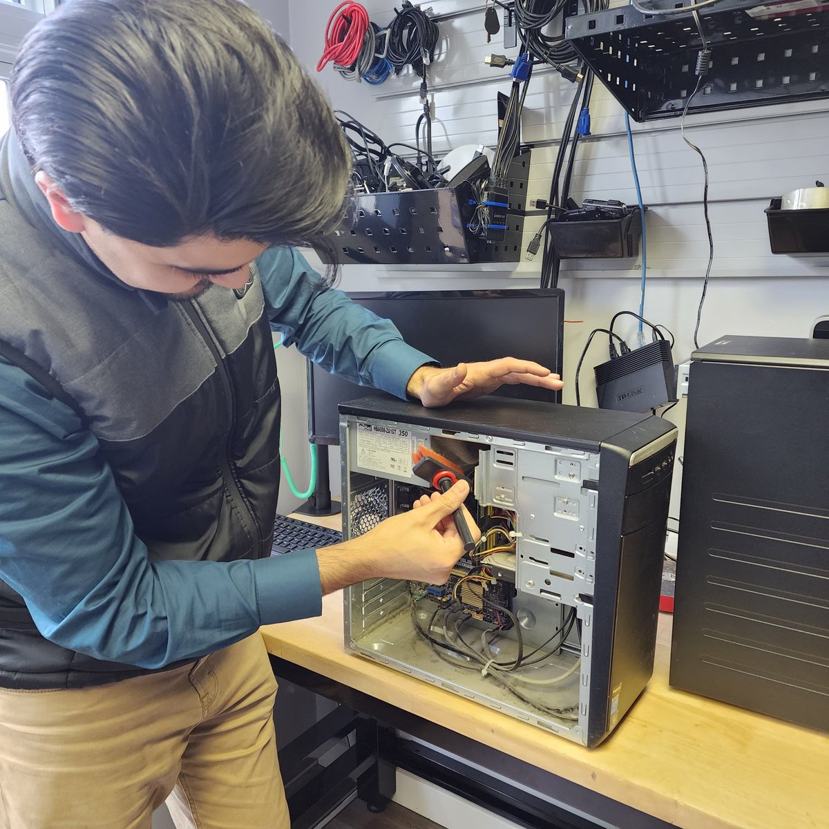 myriadcorp's tweet image. 🚨 PC Maintenance Alert!🚨  
Dust buildup = overheating, slow performance, &amp;amp; crashes! 🖥️💨 Our techs are keeping systems clean &amp;amp; running smoothly.  
Is your PC due for a cleanup? We’ve got you covered! 
🔗 [Book now](zurl.co/5aC2G)  

#TechCleanUp #MyriadTechnologies